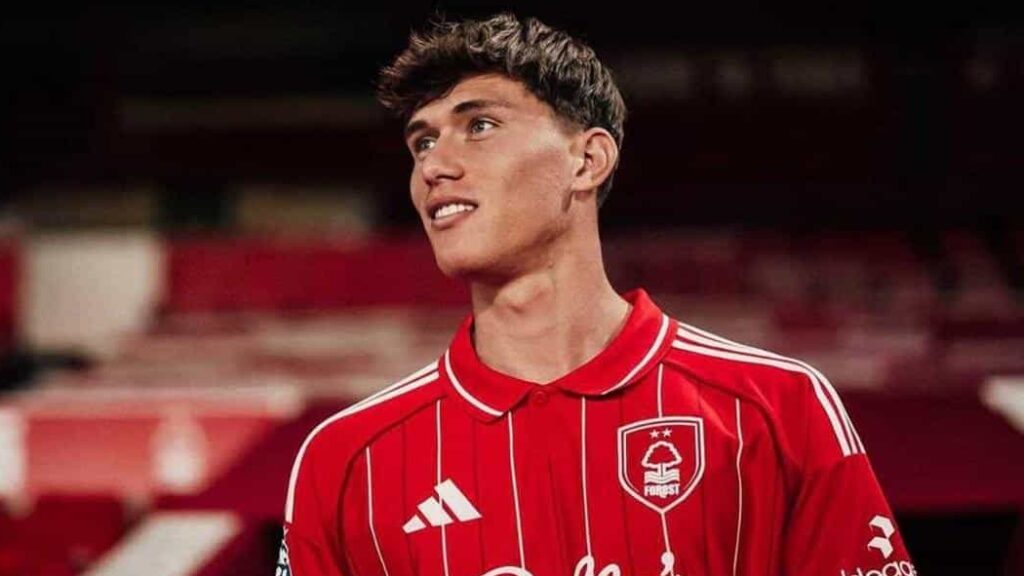 Nicolò Savona con la maglia del Nottingham Forrest (© Instagram/Nico_Savo)