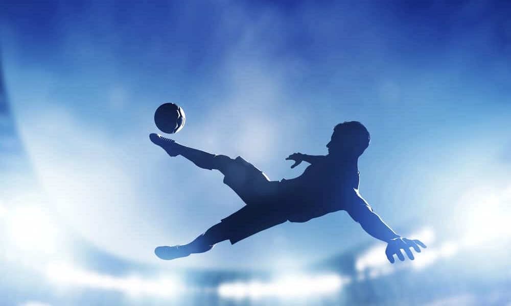 Calciatore tenta una rovesciata (© Depositphotos)